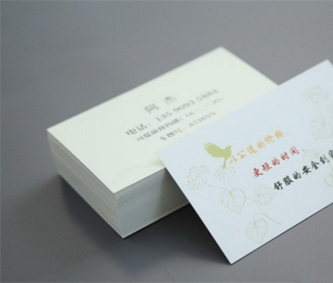 300克铜版纸:与名片厚度相似,适合做童装,内衣,夏装等轻薄的吊牌.