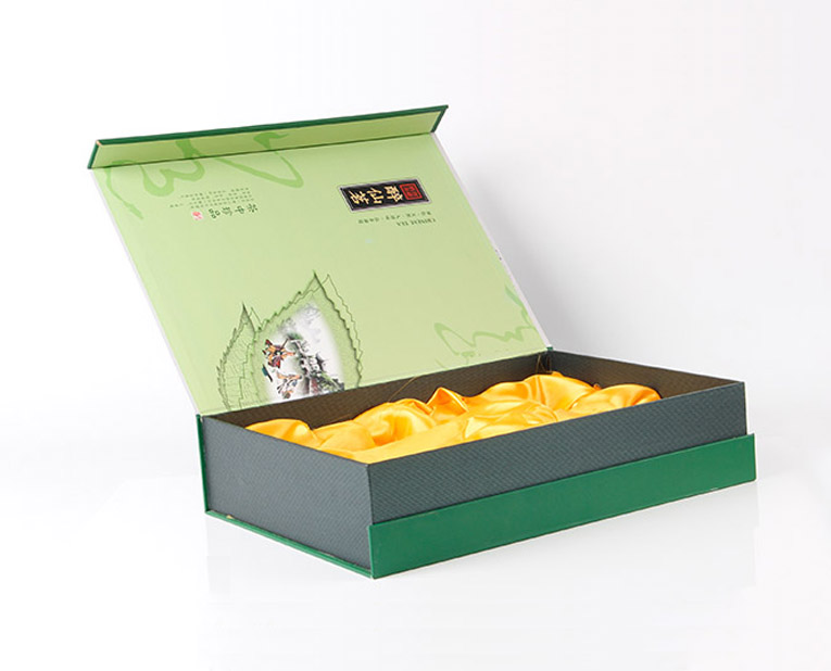 色丁布内衬的绿茶包装盒