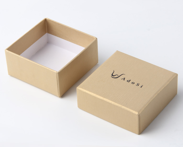 化妆品盒子的制造商师傅早上校对完颜色，下午还要处理橡皮布